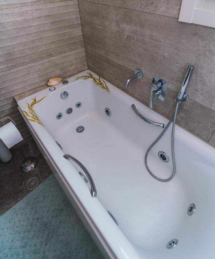 Апартаменты Lux House With Outdoor Jacuzzi And Sea View In Santorini Emporio  Экстерьер фото