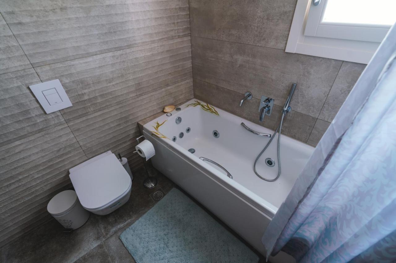 Апартаменты Lux House With Outdoor Jacuzzi And Sea View In Santorini Emporio  Экстерьер фото